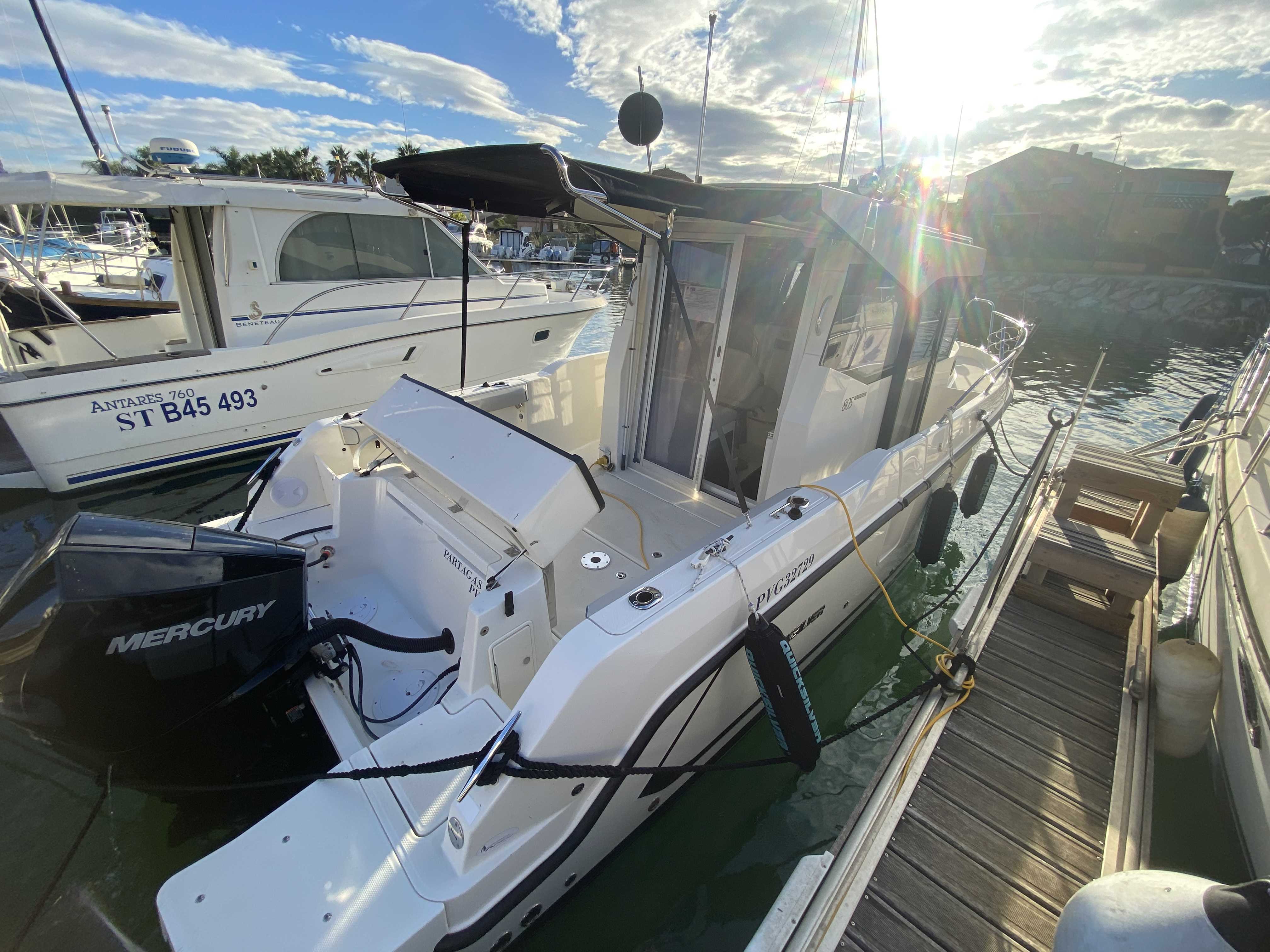 slider 1 Quicksilver Captur 805 Pilothouse